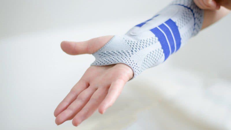 Anlegen einer Bandage am Handgelenk